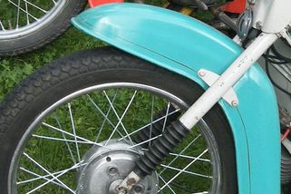 Retro Jawa Pionýr a starý Simson dnes stojí majlant. Fakt až tolik? Přitom jsou jich plné garáže i stodoly, možná je máte taky